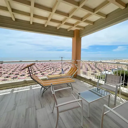 Seafront Lovely Penthouse Flat With Pool Lido di Jesolo