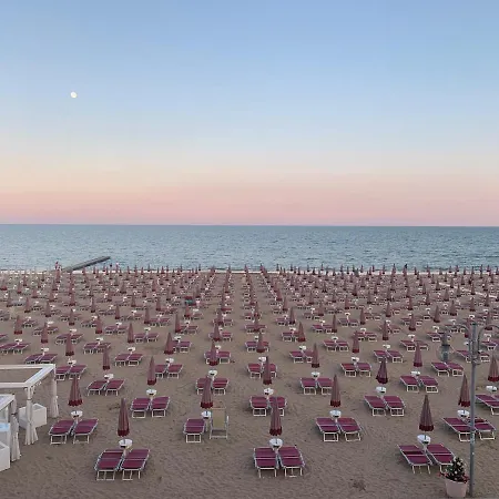 Seafront Lovely Penthouse Flat With Pool * Lido di Jesolo